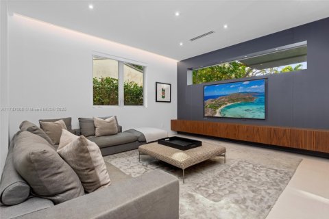 House in Miami, Florida 5 bedrooms, 435.43 sq.m. № 1696635 - photo 10