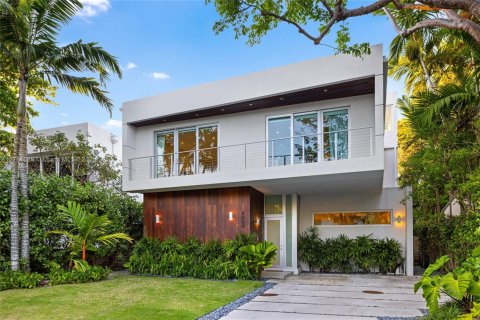 House in Miami, Florida 5 bedrooms, 435.43 sq.m. № 1696635 - photo 2