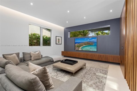 House in Miami, Florida 5 bedrooms, 435.43 sq.m. № 1696635 - photo 9