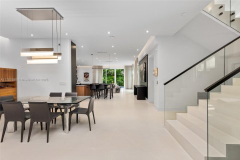 House in Miami, Florida 5 bedrooms, 435.43 sq.m. № 1696635 - photo 13