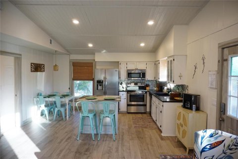 Commercial property in Bradenton Beach, Florida 4 bedrooms, 150.87 sq.m. № 2101790 - photo 3