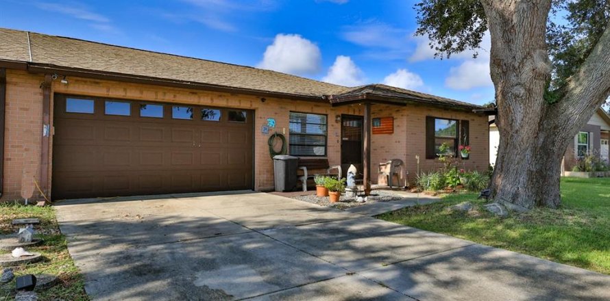 Duplex in Edgewater, Florida 2 bedrooms, 106.28 sq.m. № 2220995