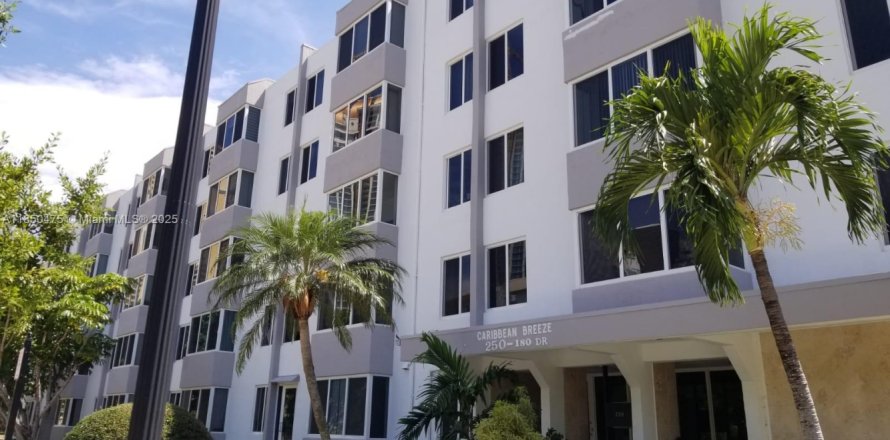 Condo à Sunny Isles Beach, Floride, 2 chambres № 1856798