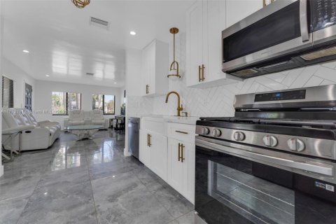 House in Hollywood, Florida 3 bedrooms, 155.24 sq.m. № 1965026 - photo 6