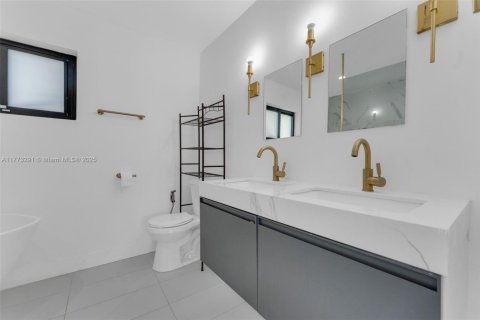 House in Hollywood, Florida 3 bedrooms, 155.24 sq.m. № 1965026 - photo 10