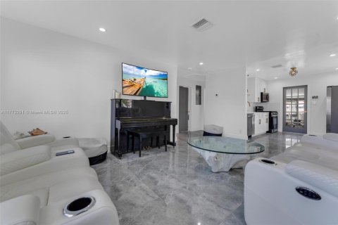 House in Hollywood, Florida 3 bedrooms, 155.24 sq.m. № 1965026 - photo 17