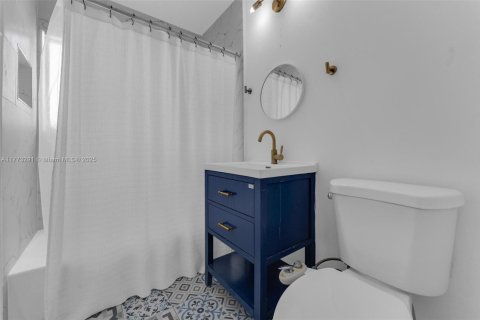 House in Hollywood, Florida 3 bedrooms, 155.24 sq.m. № 1965026 - photo 13