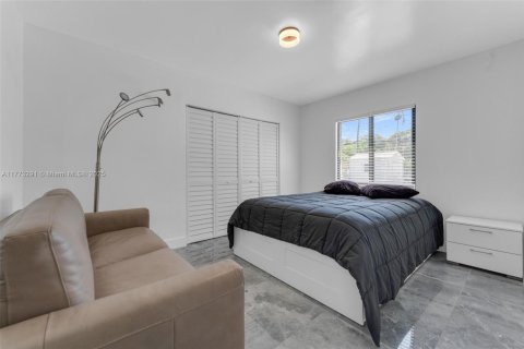 House in Hollywood, Florida 3 bedrooms, 155.24 sq.m. № 1965026 - photo 11