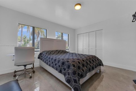 House in Hollywood, Florida 3 bedrooms, 155.24 sq.m. № 1965026 - photo 12