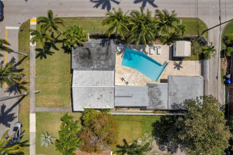 House in Hollywood, Florida 3 bedrooms, 155.24 sq.m. № 1965026 - photo 24