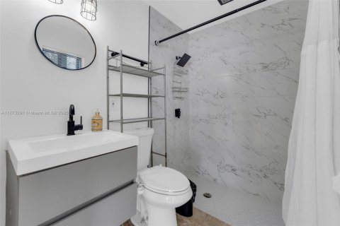 House in Hollywood, Florida 3 bedrooms, 155.24 sq.m. № 1965026 - photo 15