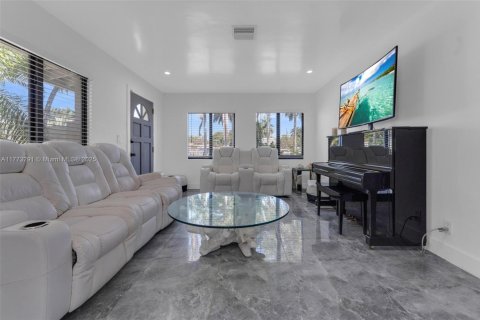 House in Hollywood, Florida 3 bedrooms, 155.24 sq.m. № 1965026 - photo 16