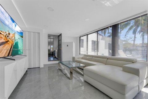 House in Hollywood, Florida 3 bedrooms, 155.24 sq.m. № 1965026 - photo 19