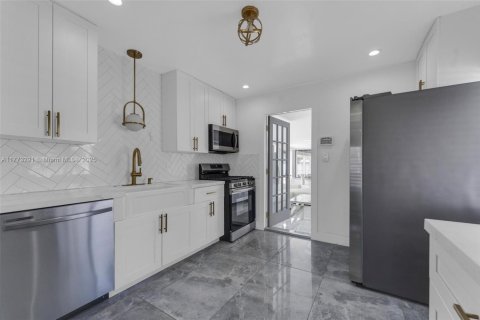 House in Hollywood, Florida 3 bedrooms, 155.24 sq.m. № 1965026 - photo 5