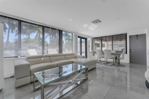House in Hollywood, Florida 3 bedrooms, 155.24 sq.m. № 1965026 - photo 18