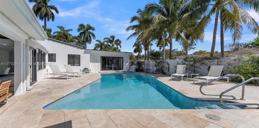 House in Hollywood, Florida 3 bedrooms, 155.24 sq.m. № 1965026