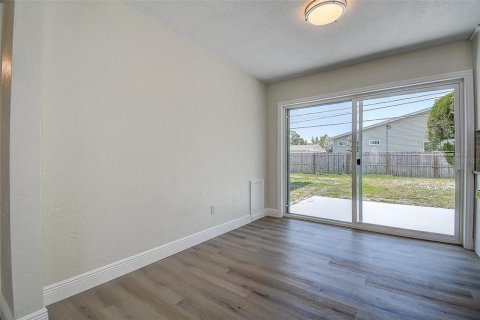 House in Saint Petersburg, Florida 3 bedrooms, 135.73 sq.m. № 1632443 - photo 12