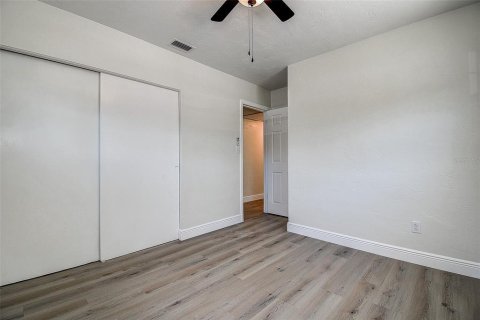 House in Saint Petersburg, Florida 3 bedrooms, 135.73 sq.m. № 1632443 - photo 17