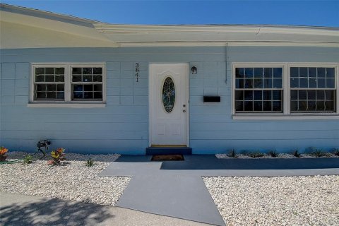 House in Saint Petersburg, Florida 3 bedrooms, 135.73 sq.m. № 1632443 - photo 3