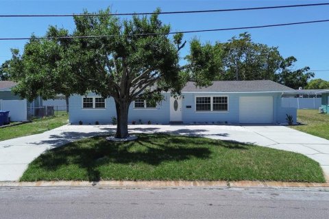 House in Saint Petersburg, Florida 3 bedrooms, 135.73 sq.m. № 1632443 - photo 2