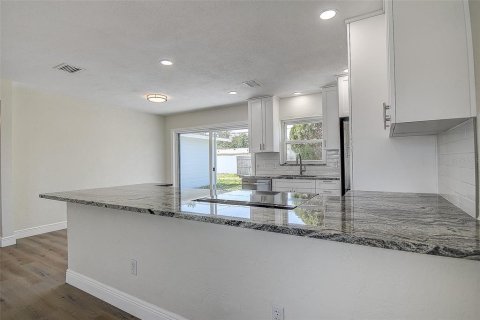 House in Saint Petersburg, Florida 3 bedrooms, 135.73 sq.m. № 1632443 - photo 9