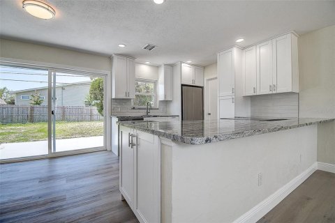 House in Saint Petersburg, Florida 3 bedrooms, 135.73 sq.m. № 1632443 - photo 10