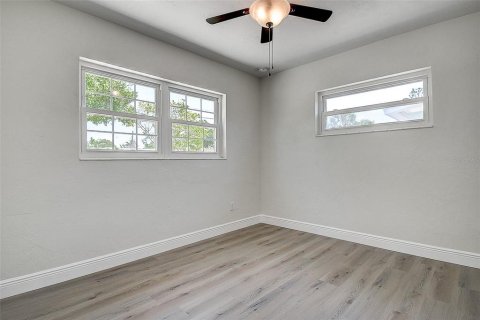 House in Saint Petersburg, Florida 3 bedrooms, 135.73 sq.m. № 1632443 - photo 16
