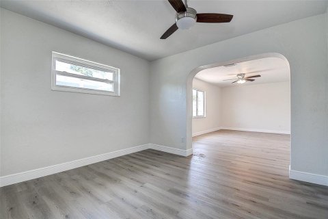 House in Saint Petersburg, Florida 3 bedrooms, 135.73 sq.m. № 1632443 - photo 18