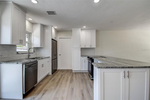 House in Saint Petersburg, Florida 3 bedrooms, 135.73 sq.m. № 1632443 - photo 8
