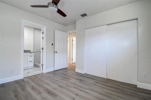 House in Saint Petersburg, Florida 3 bedrooms, 135.73 sq.m. № 1632443 - photo 19