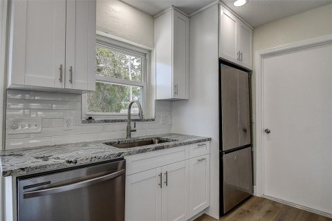 House in Saint Petersburg, Florida 3 bedrooms, 135.73 sq.m. № 1632443 - photo 7