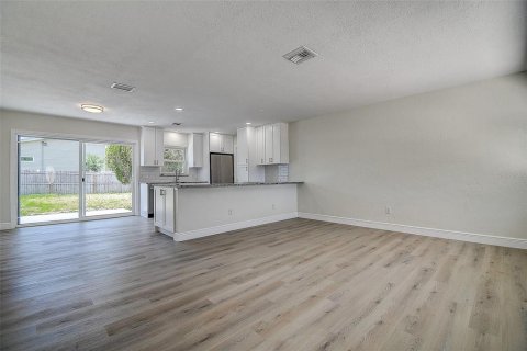 House in Saint Petersburg, Florida 3 bedrooms, 135.73 sq.m. № 1632443 - photo 6