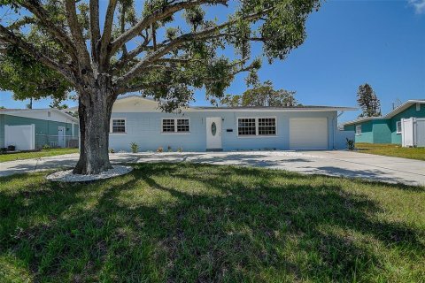 House in Saint Petersburg, Florida 3 bedrooms, 135.73 sq.m. № 1632443 - photo 1