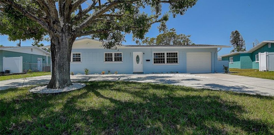 House in Saint Petersburg, Florida 3 bedrooms, 135.73 sq.m. № 1632443