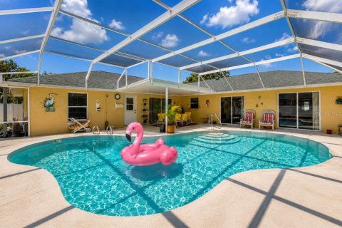 House in Edgewater, Florida 4 bedrooms, 187.85 sq.m. № 2137705 - photo 2