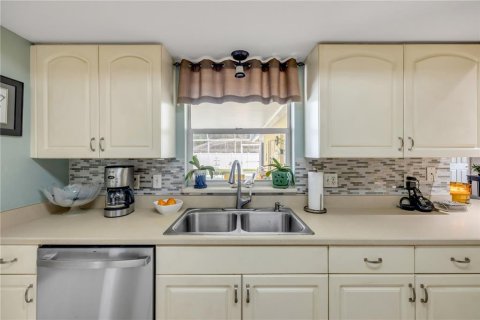 House in Edgewater, Florida 4 bedrooms, 187.85 sq.m. № 2137705 - photo 11