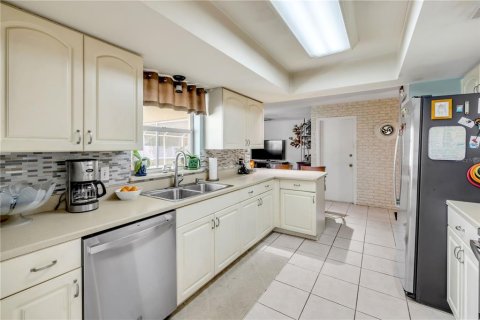 House in Edgewater, Florida 4 bedrooms, 187.85 sq.m. № 2137705 - photo 9