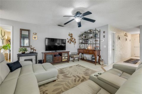 House in Edgewater, Florida 4 bedrooms, 187.85 sq.m. № 2137705 - photo 18