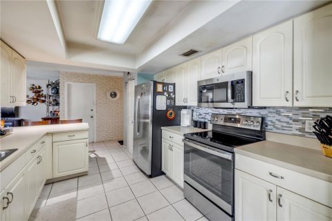 House in Edgewater, Florida 4 bedrooms, 187.85 sq.m. № 2137705 - photo 10