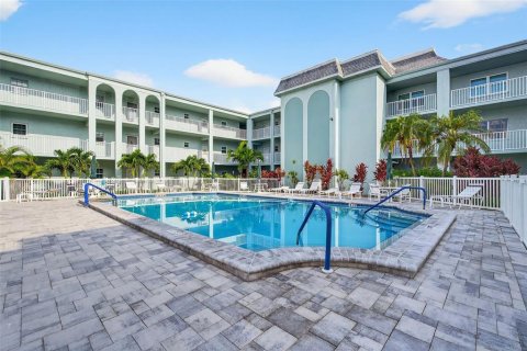 Condo in Belleair, Florida, 2 bedrooms № 2166789 - photo 25