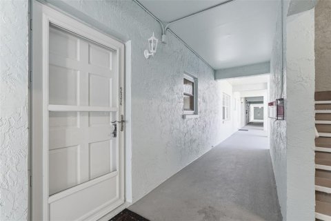 Condo in Belleair, Florida, 2 bedrooms № 2166789 - photo 23