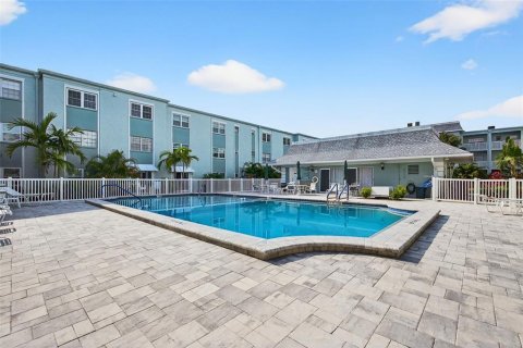 Condo in Belleair, Florida, 2 bedrooms № 2166789 - photo 24