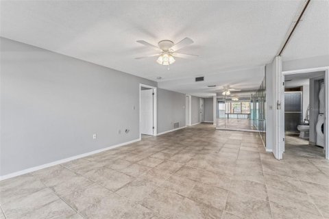 Condo in Saint Petersburg, Florida, 2 bedrooms  № 1644056 - photo 2