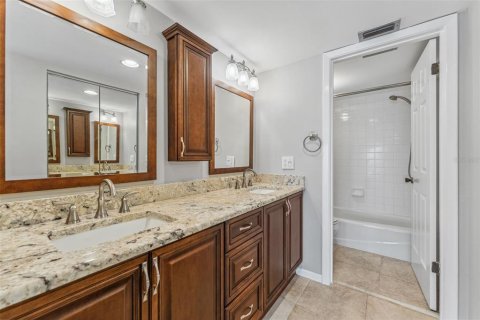 Condo in Saint Petersburg, Florida, 2 bedrooms  № 1644056 - photo 15