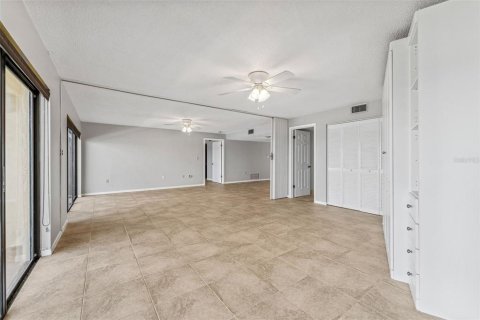 Condo in Saint Petersburg, Florida, 2 bedrooms  № 1644056 - photo 6