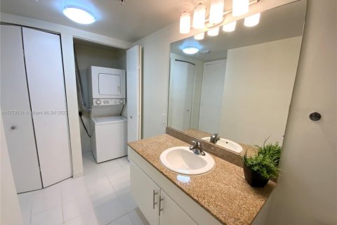 Купить кондоминиум в Майами, Флорида 1 спальня, 86.86м2, № 1711687 - фото 11