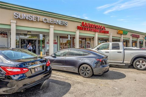 Propiedad comercial en venta en Miami, Florida № 1962326 - foto 4