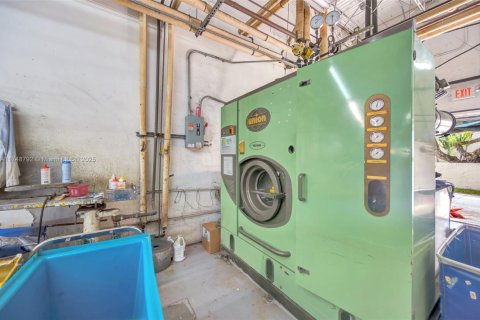 Propiedad comercial en venta en Miami, Florida № 1962326 - foto 8