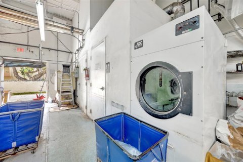 Propiedad comercial en venta en Miami, Florida № 1962326 - foto 9