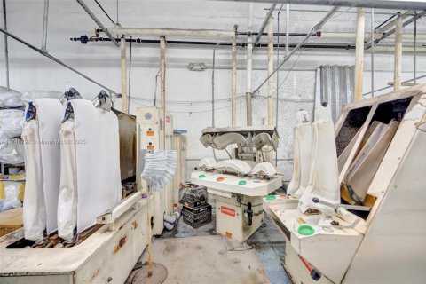 Propiedad comercial en venta en Miami, Florida № 1962326 - foto 7